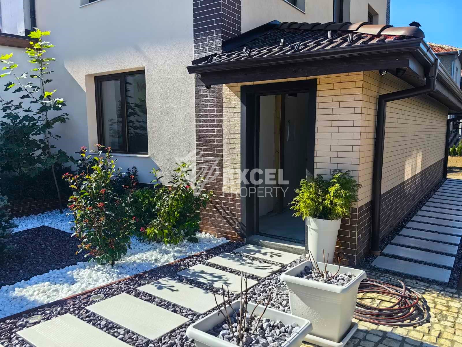 Реновирана триетажна къща в близост до центъра на град Банско