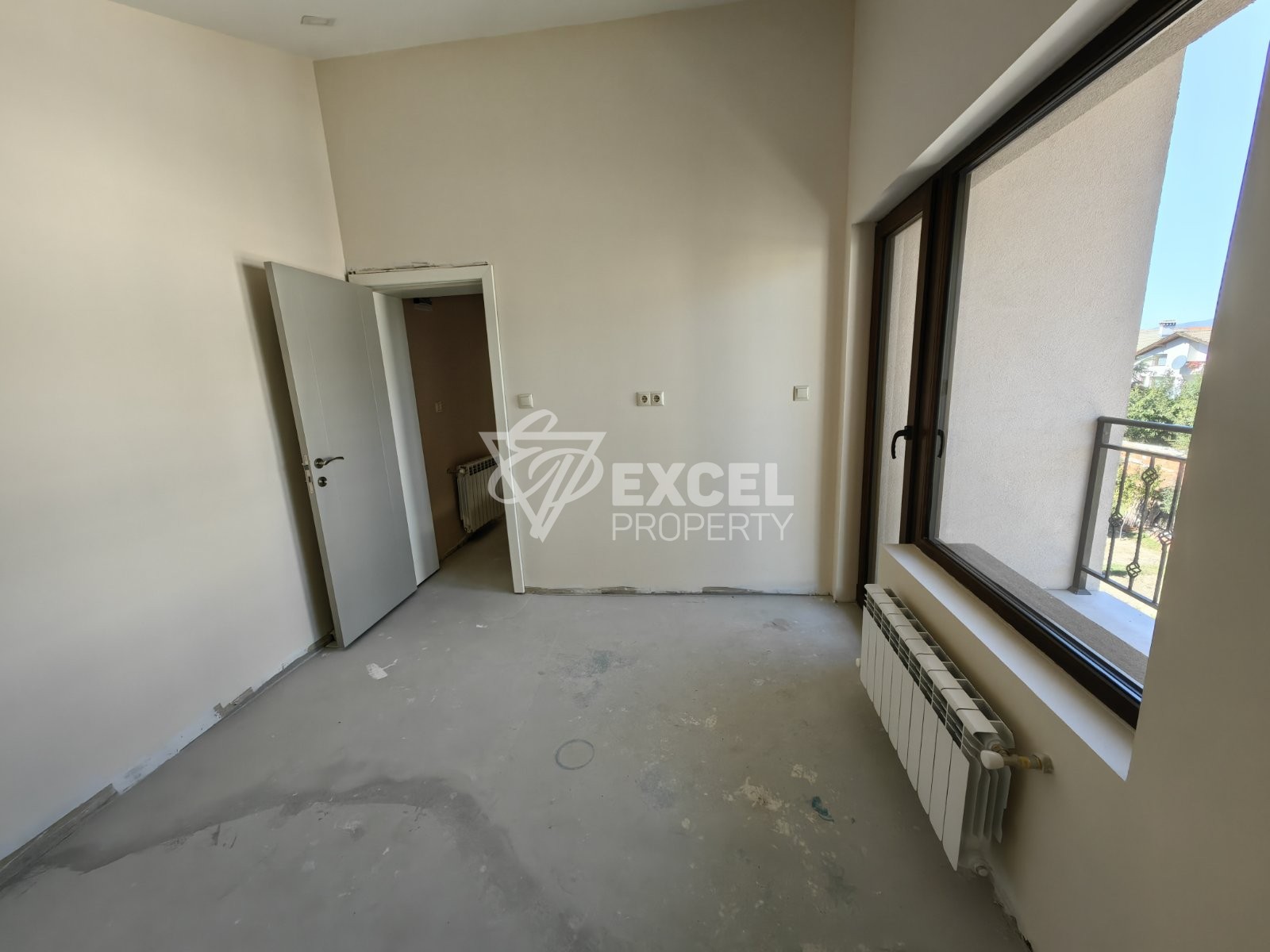 Реновирана триетажна къща в близост до центъра на град Банско