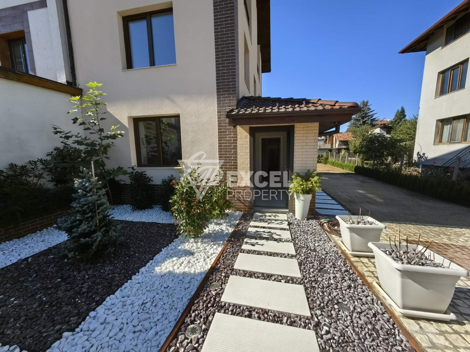 Реновирана триетажна къща в близост до центъра на град Банско