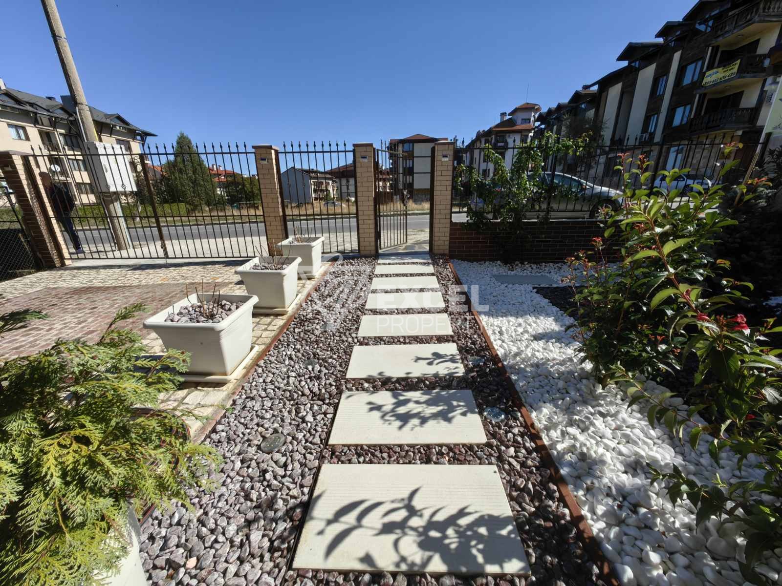 Реновирана триетажна къща в близост до центъра на град Банско