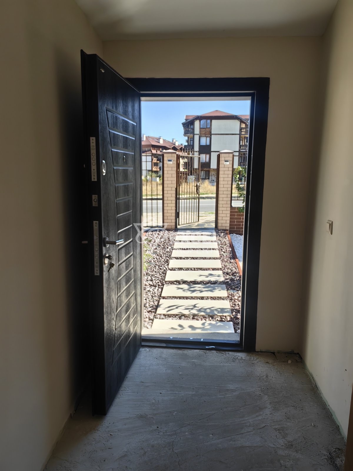 Реновирана триетажна къща в близост до центъра на град Банско