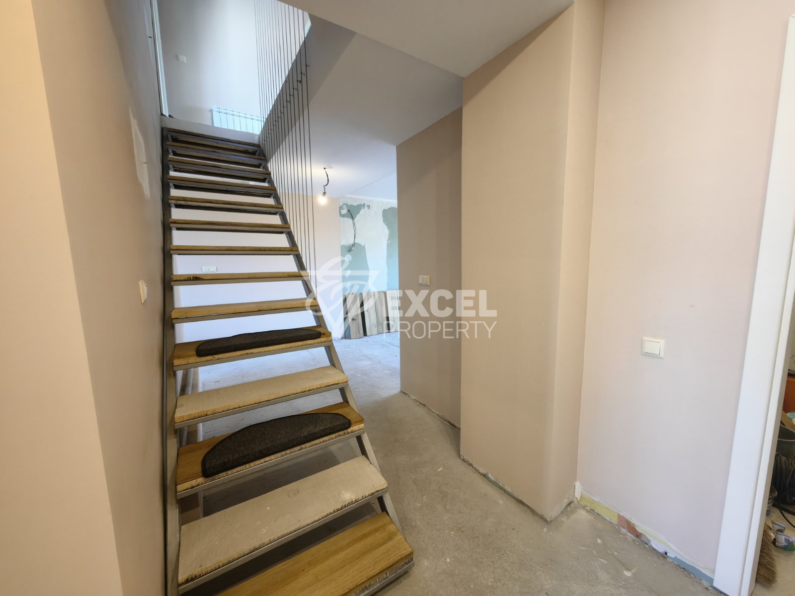 Реновирана триетажна къща в близост до центъра на град Банско