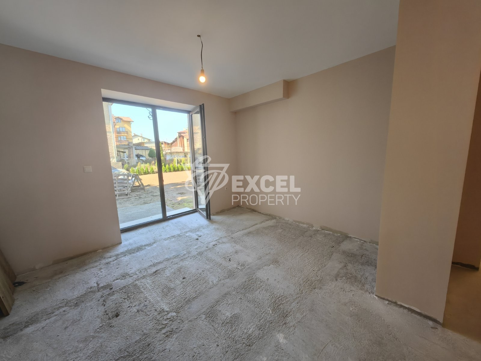 Реновирана триетажна къща в близост до центъра на град Банско