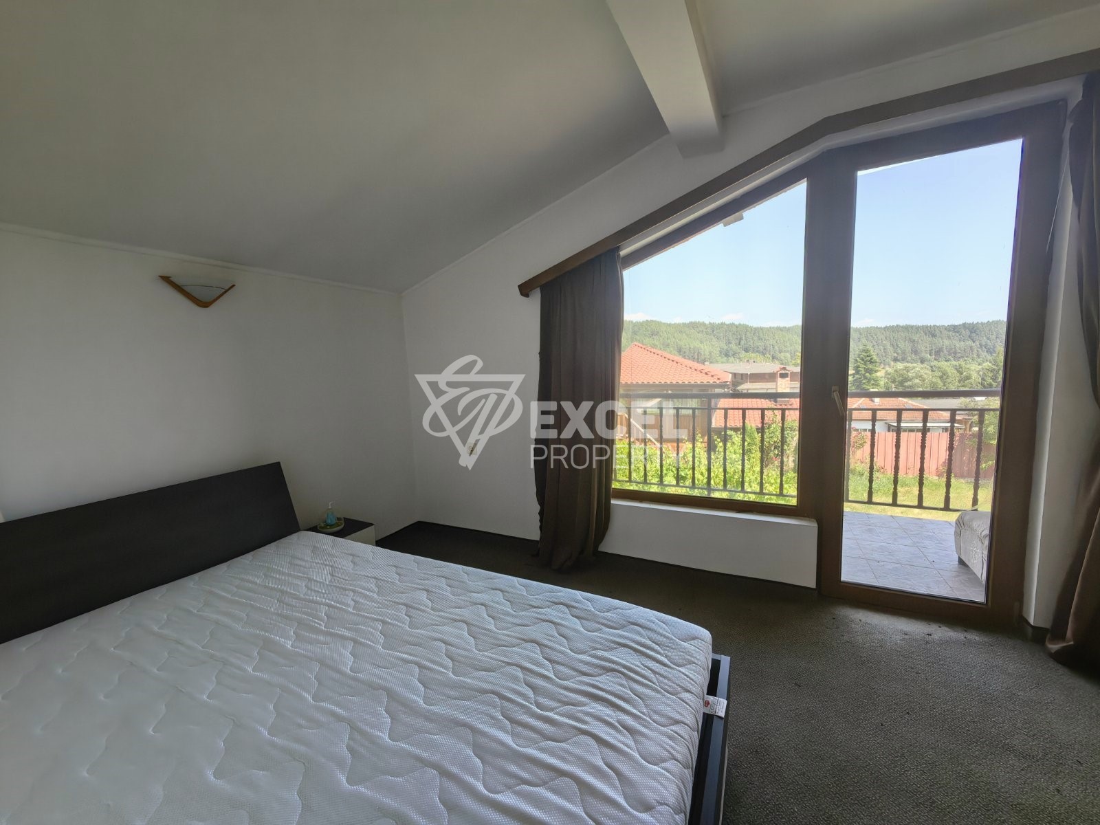 Двуетажна къща с камина за продажба в близост до Разлог и Банско