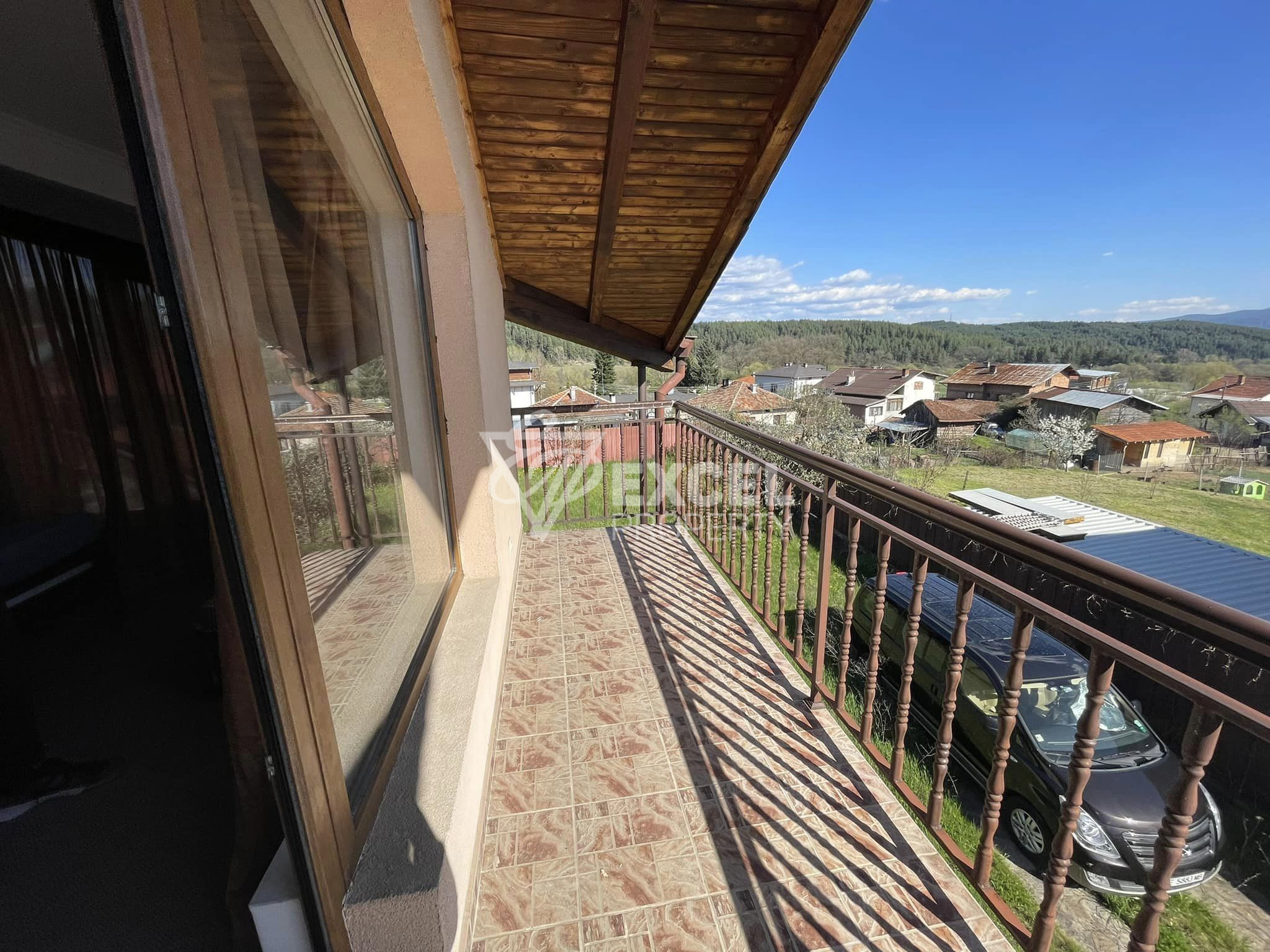 Двуетажна къща с камина за продажба в близост до Разлог и Банско