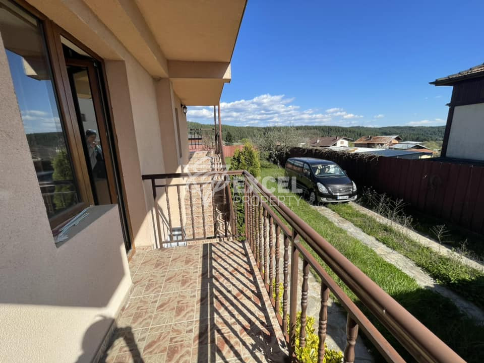 Двуетажна къща с камина за продажба в близост до Разлог и Банско