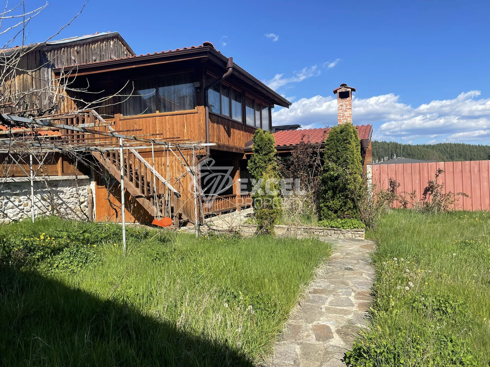 Двуетажна къща с камина за продажба в близост до Разлог и Банско