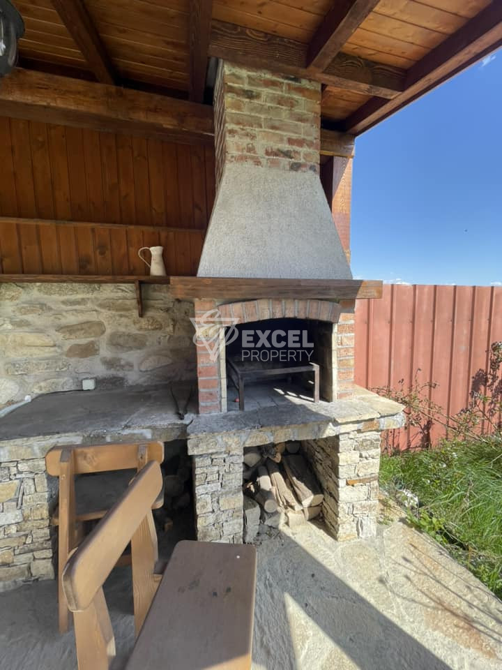 Двуетажна къща с камина за продажба в близост до Разлог и Банско