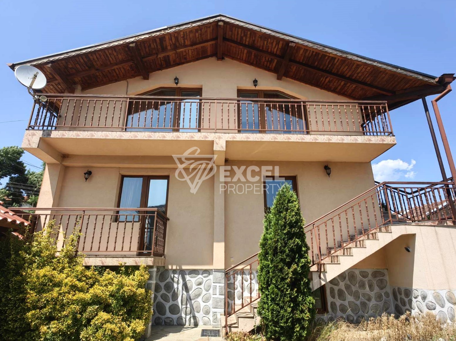 Двуетажна къща с камина за продажба в близост до Разлог и Банско