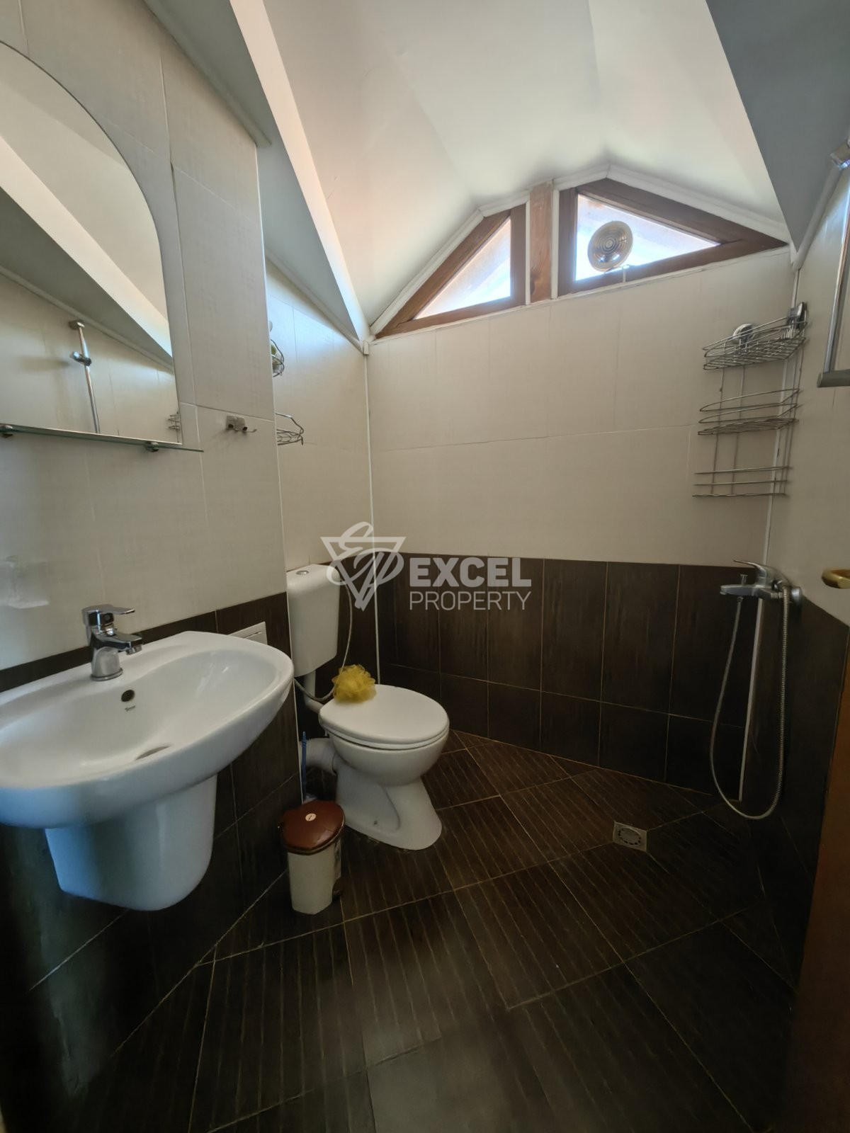 Двуетажна къща с камина за продажба в близост до Разлог и Банско