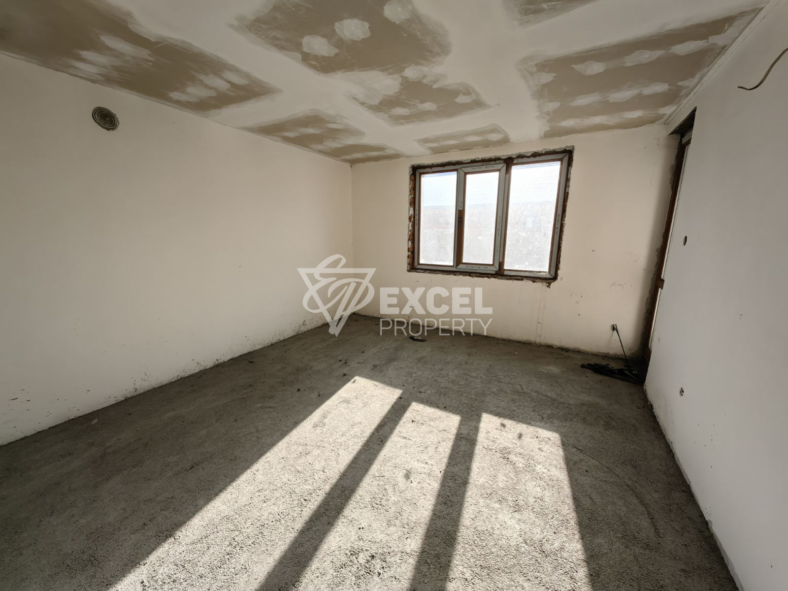 Масивна триетажна къща с 10 спални за продажба в Банско