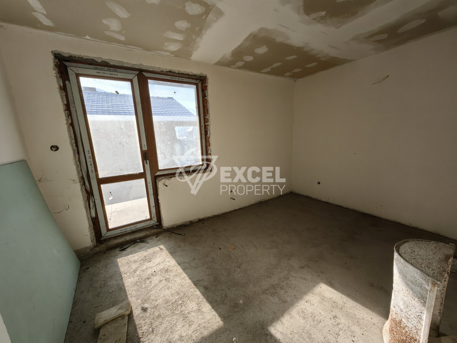 Масивна триетажна къща с 10 спални за продажба в Банско