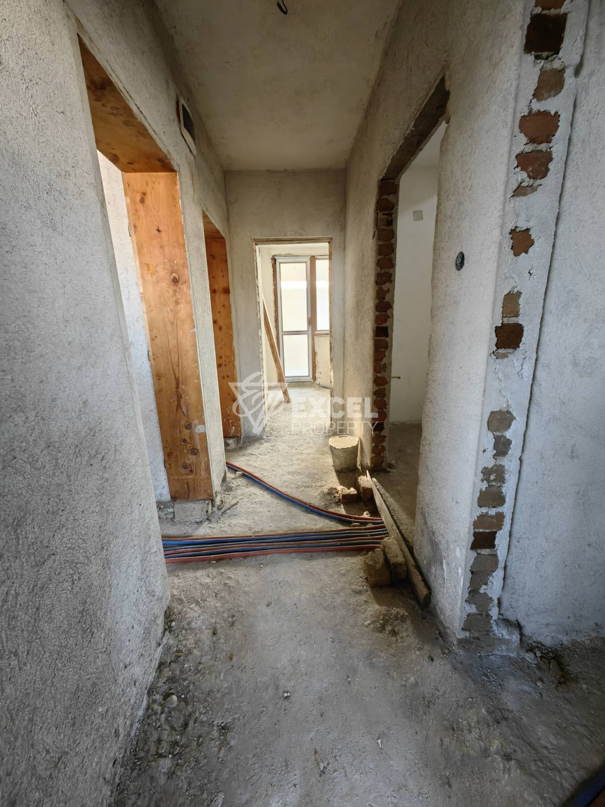 Масивна триетажна къща с 10 спални за продажба в Банско