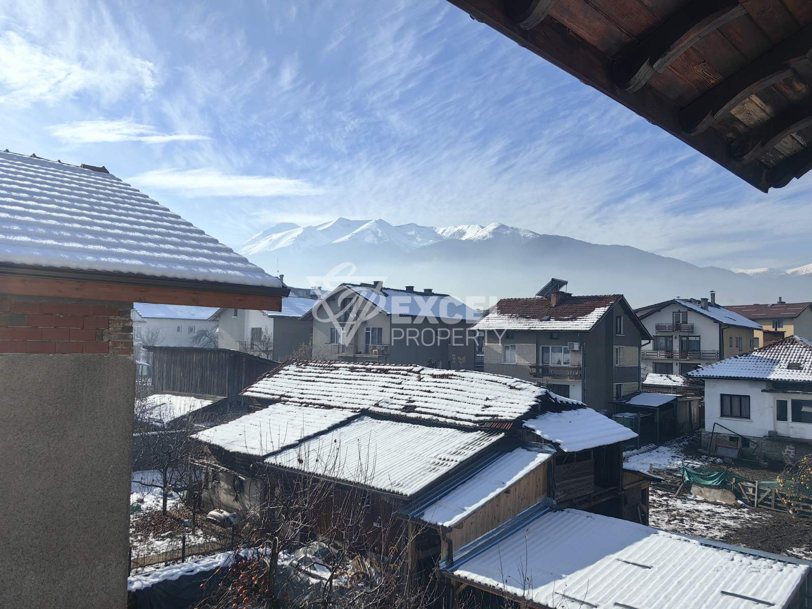 Масивна триетажна къща с 10 спални за продажба в Банско