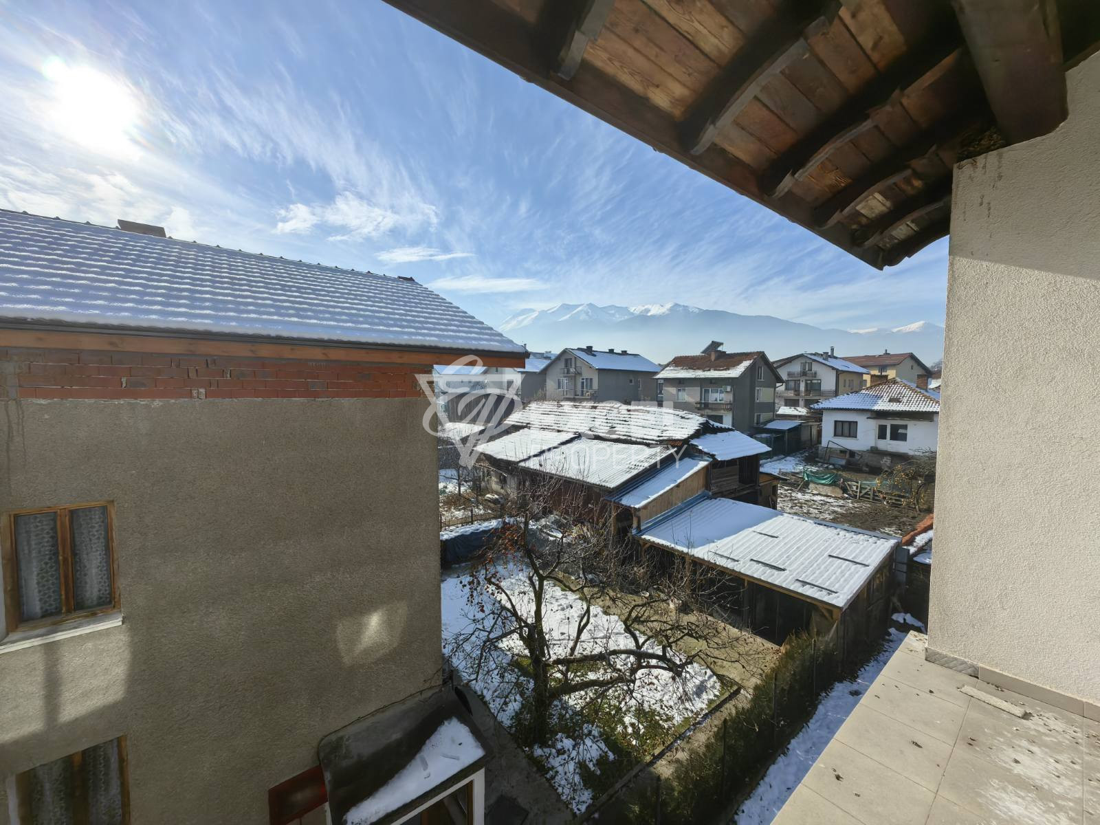 Масивна триетажна къща с 10 спални за продажба в Банско