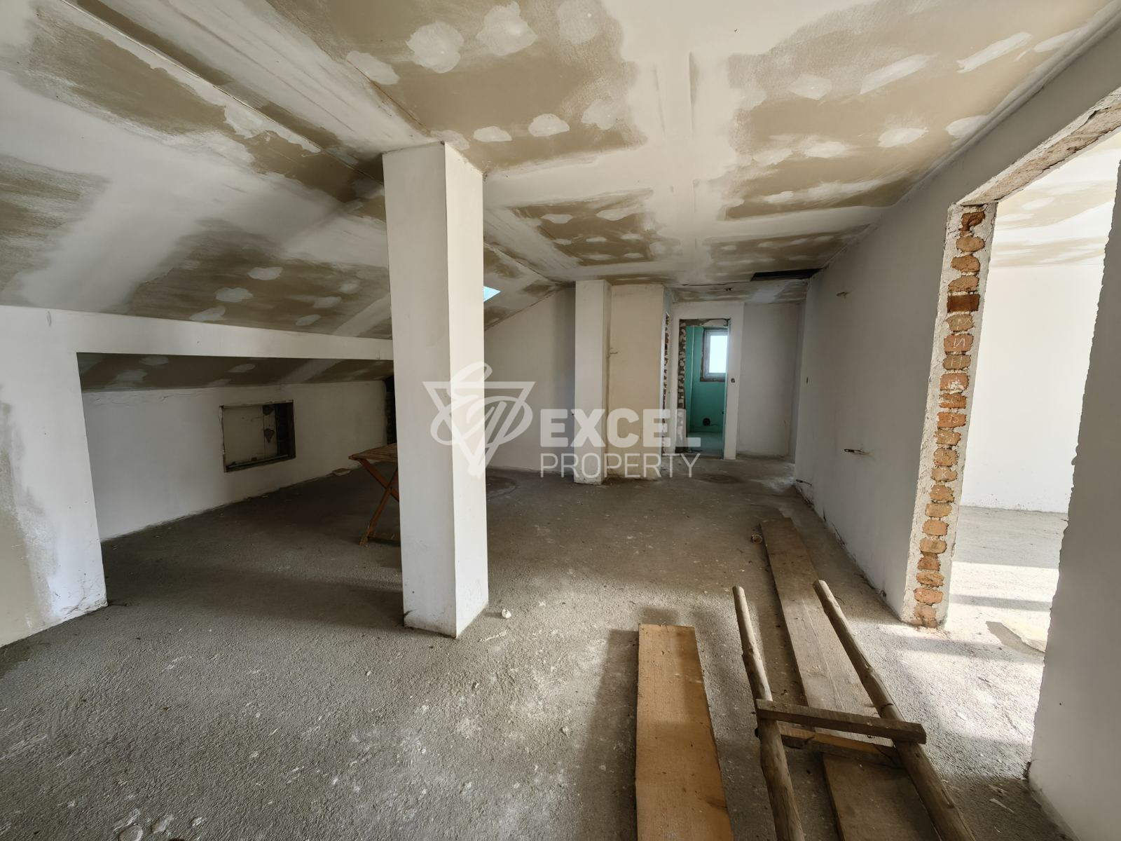 Масивна триетажна къща с 10 спални за продажба в Банско