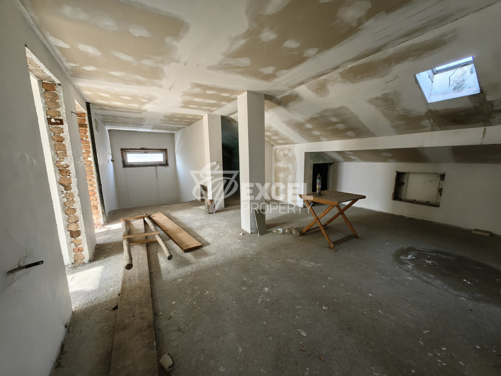 Масивна триетажна къща с 10 спални за продажба в Банско