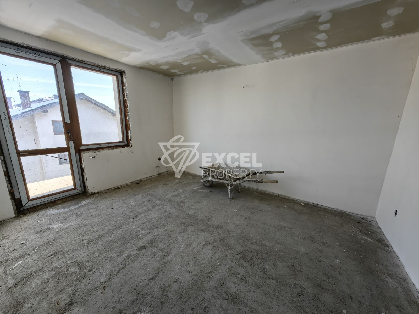 Масивна триетажна къща с 10 спални за продажба в Банско