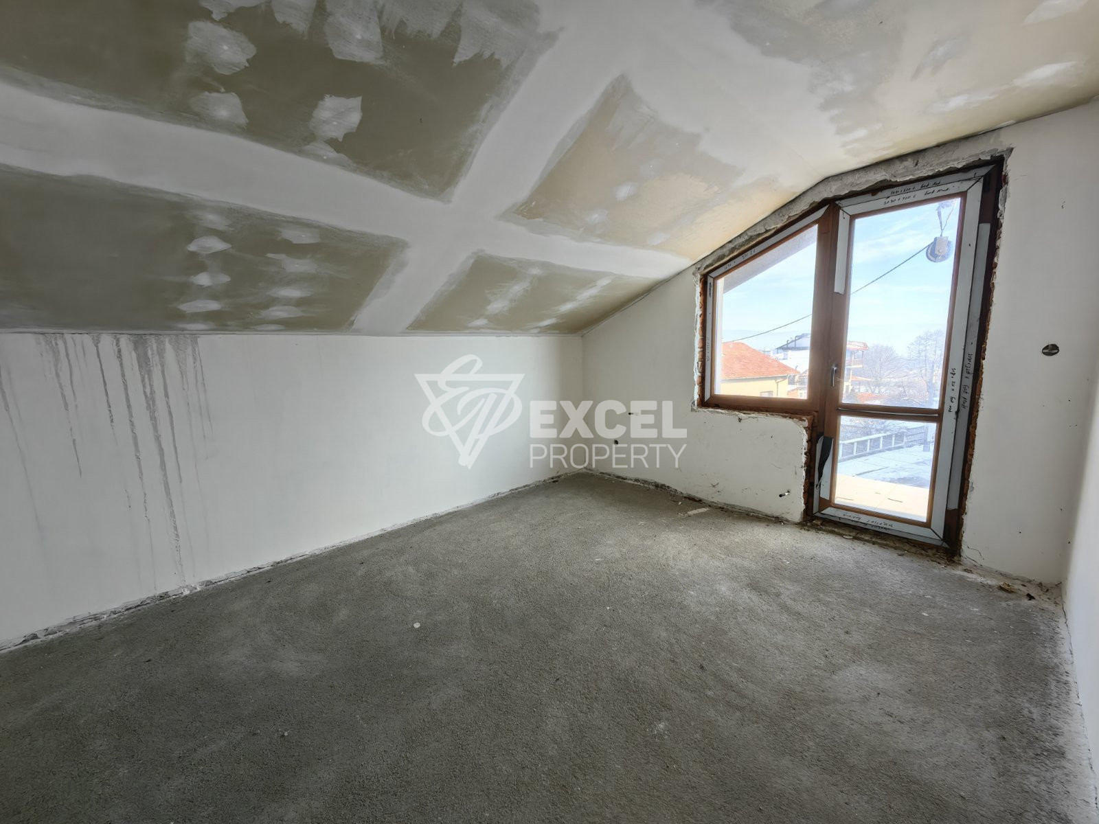 Масивна триетажна къща с 10 спални за продажба в Банско