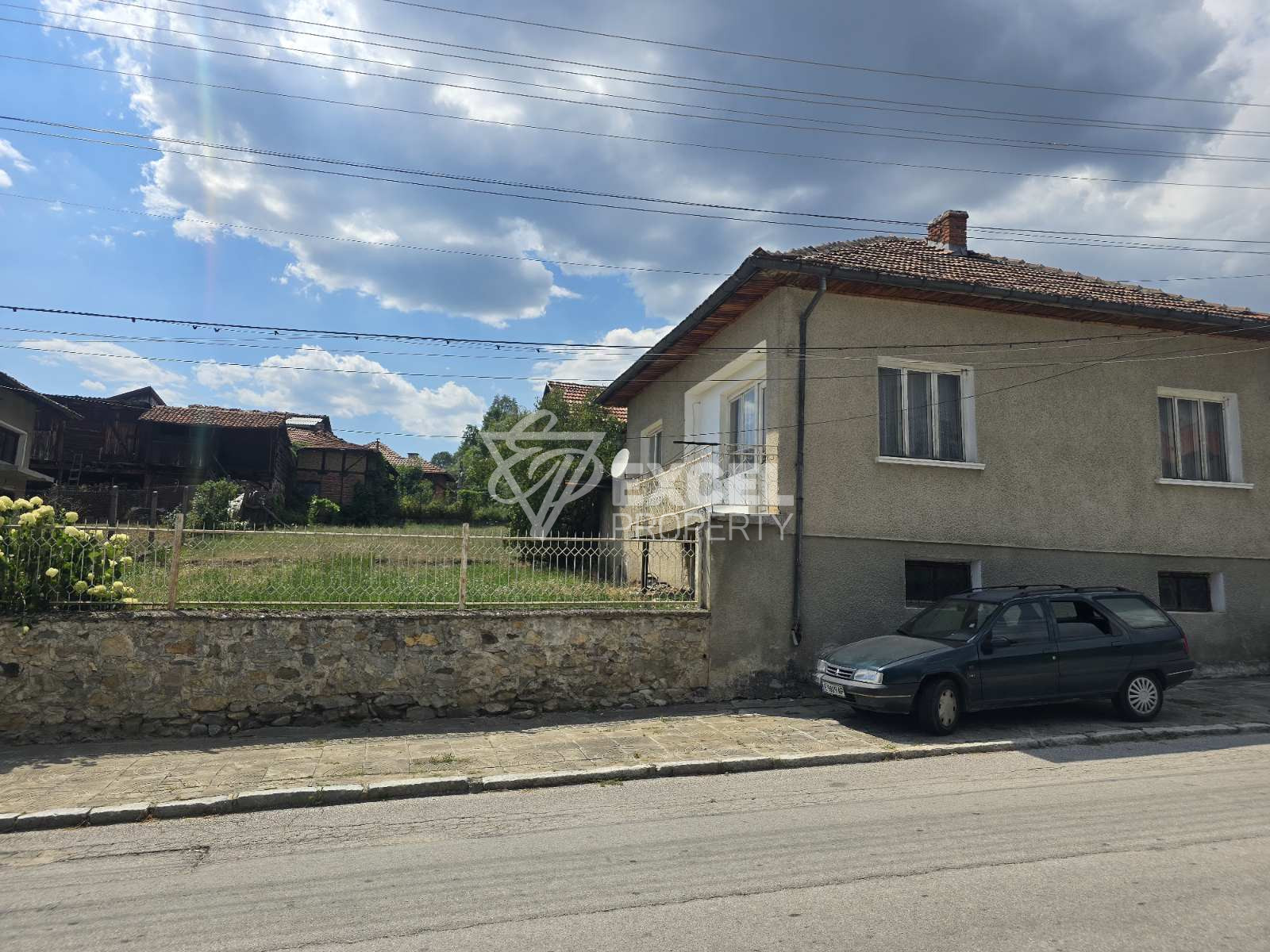 Еднофамилна къща с голям двор за продажба, в близост до Банско