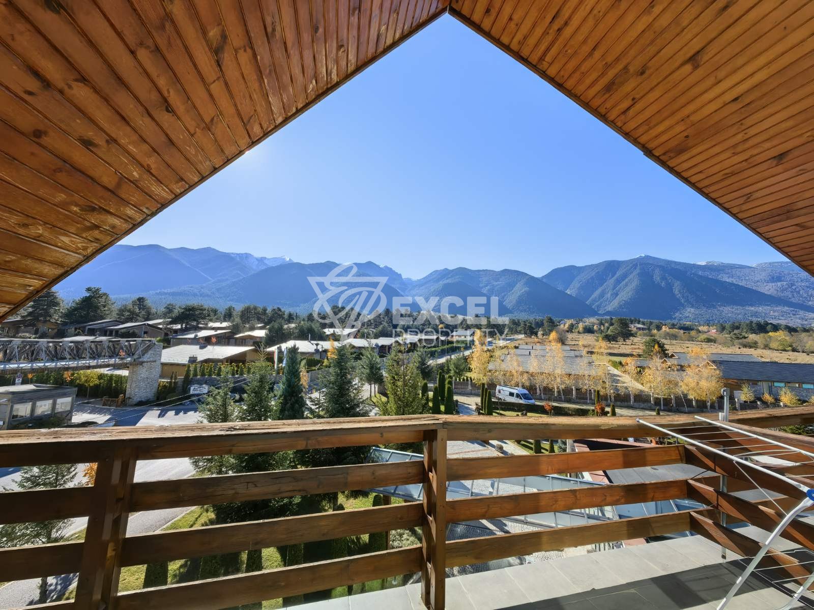 Тристаен пентхаус с изумителна гледка към Пирин планина и голф игрище