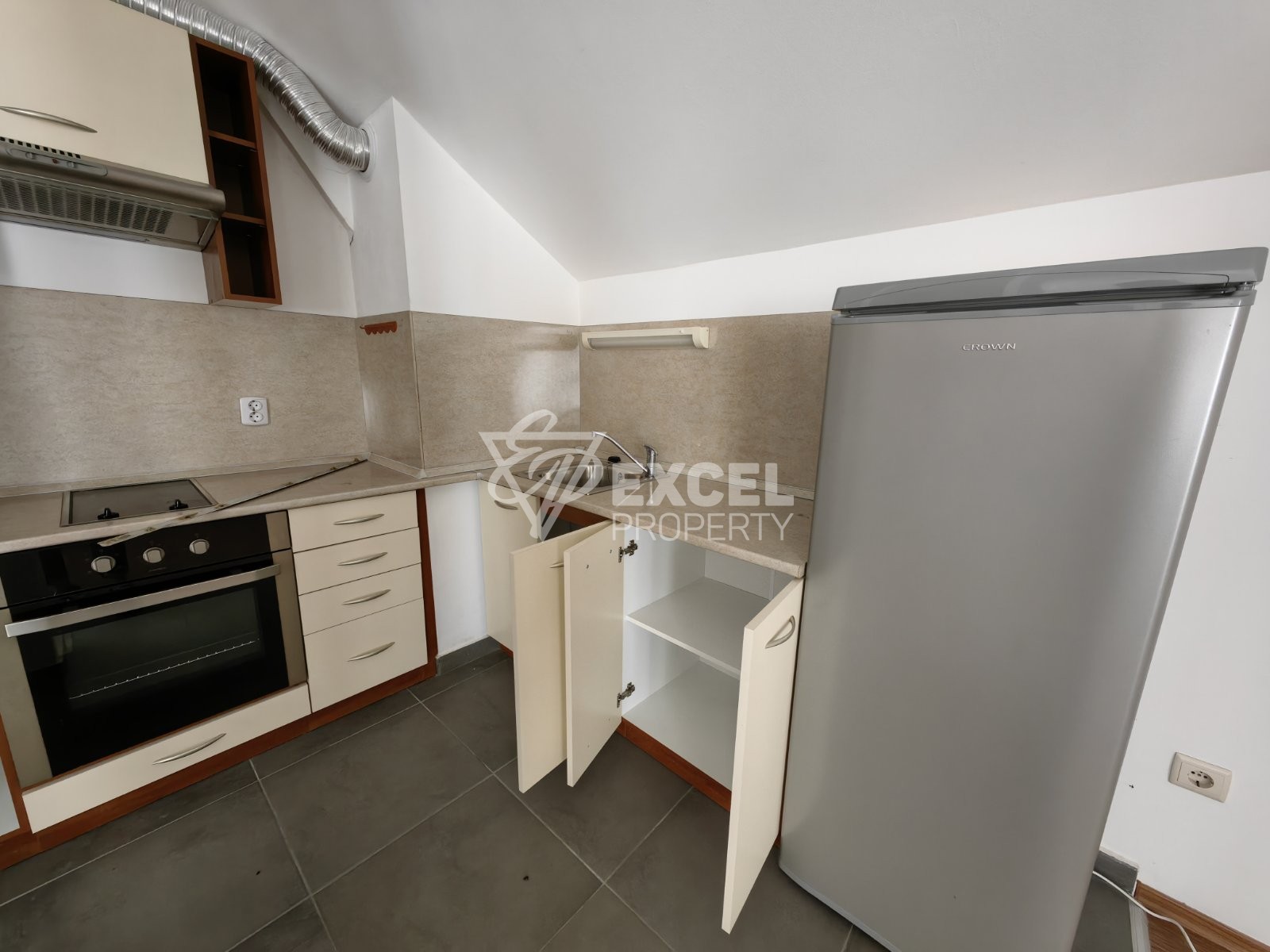 Тристаен пентхаус с изумителна гледка към Пирин планина и голф игрище