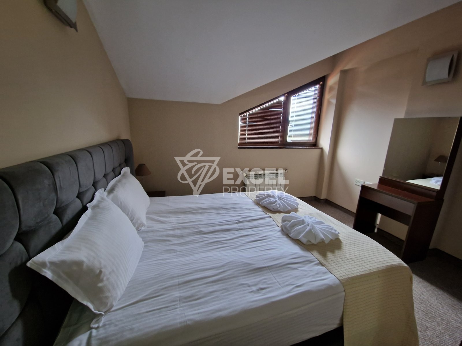 Многостаен мезонет с гледка към басейна и Пирин планина в 4-звезден комплекс