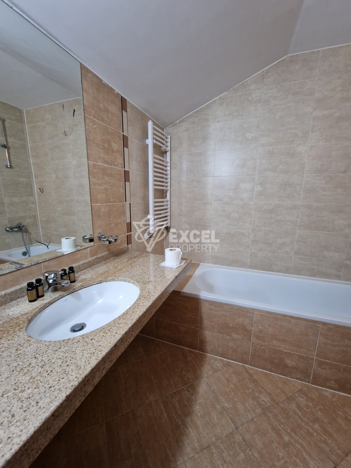 Многостаен мезонет с гледка към басейна и Пирин планина в 4-звезден комплекс