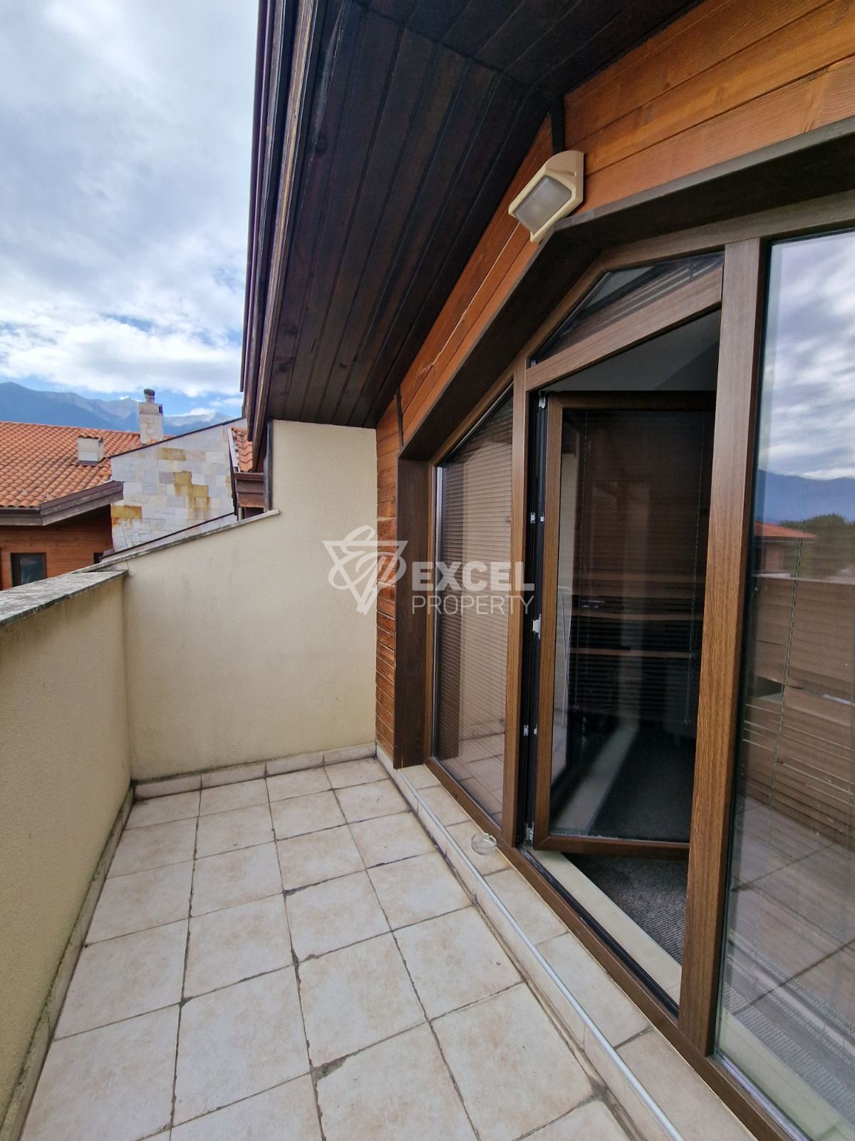 Многостаен мезонет с гледка към басейна и Пирин планина в 4-звезден комплекс