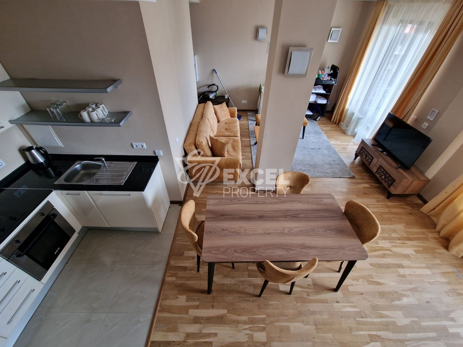 Многостаен мезонет с гледка към басейна и Пирин планина в 4-звезден комплекс