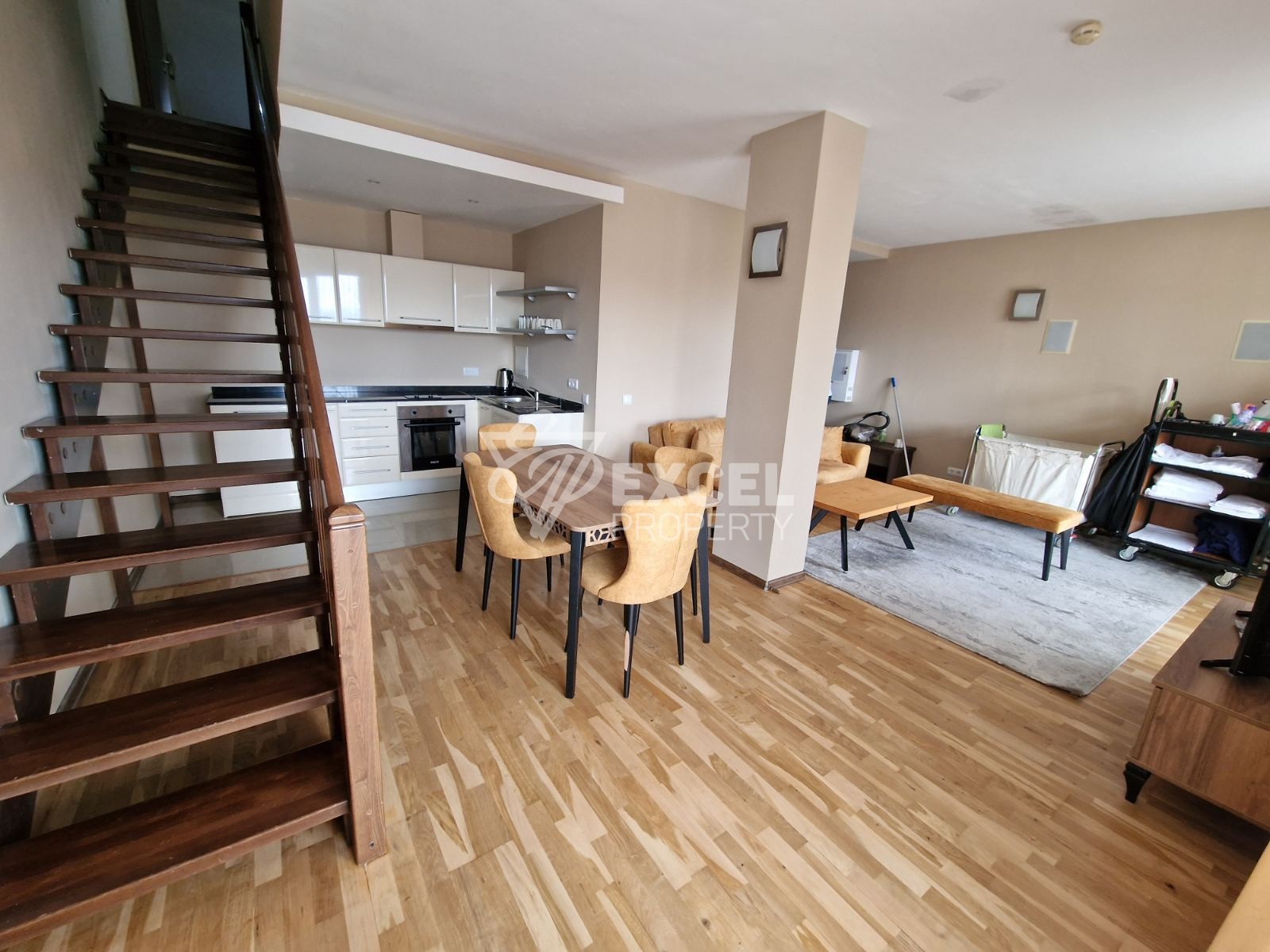 Многостаен мезонет с гледка към басейна и Пирин планина в 4-звезден комплекс