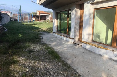 Офис помещение за продажба в близост до детски площадки, Разлог