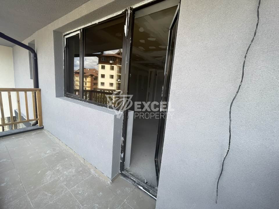 Слънчево студио с тераса в сграда с ниска такса поддръжка 3€