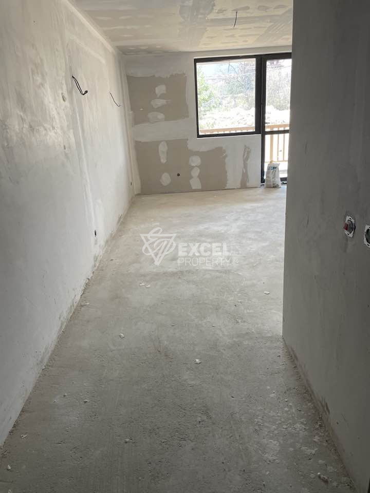 Слънчево студио с тераса в сграда с ниска такса поддръжка 3€