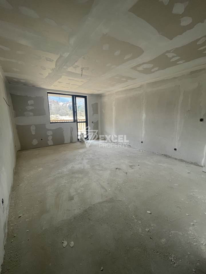 Слънчево студио с тераса в сграда с ниска такса поддръжка 3€