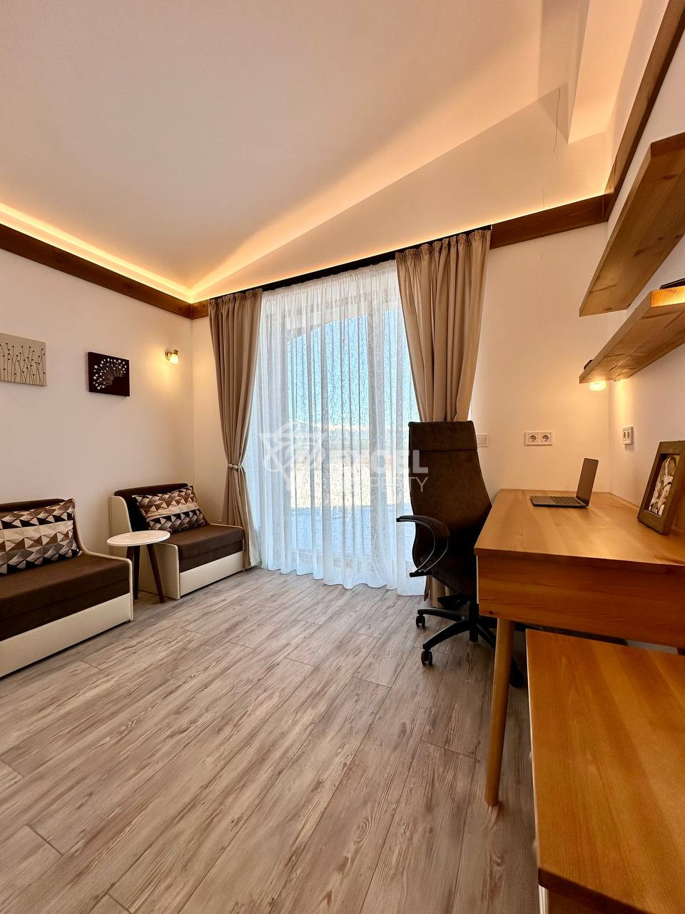 Алпийска идилия: Едноетажна къща с две спални и офис за продажба, в близост до Пирин Голф