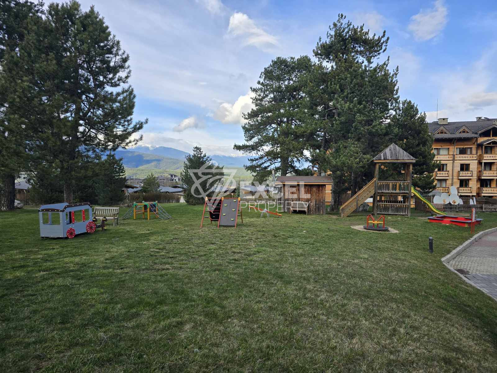 Слънчев двустаен апартамент за продажба в сърцето на Pirin Golf & Country Club!