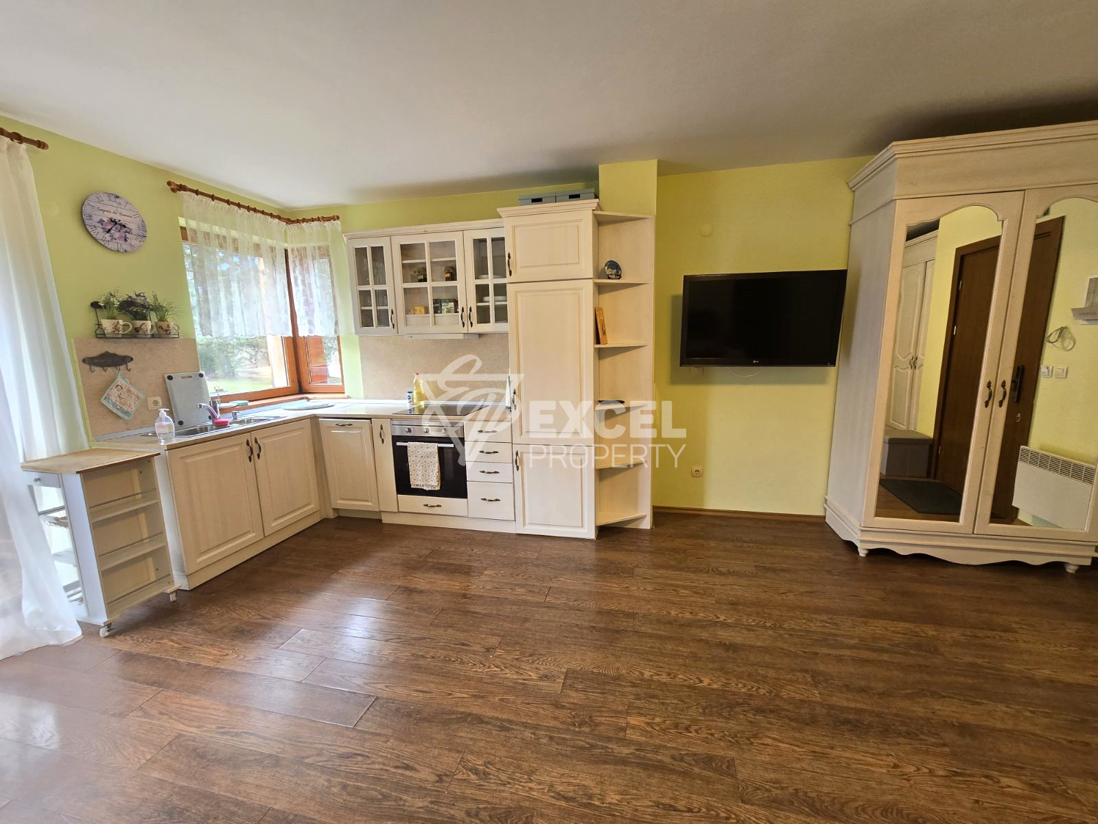 Слънчев двустаен апартамент за продажба в сърцето на Pirin Golf & Country Club!