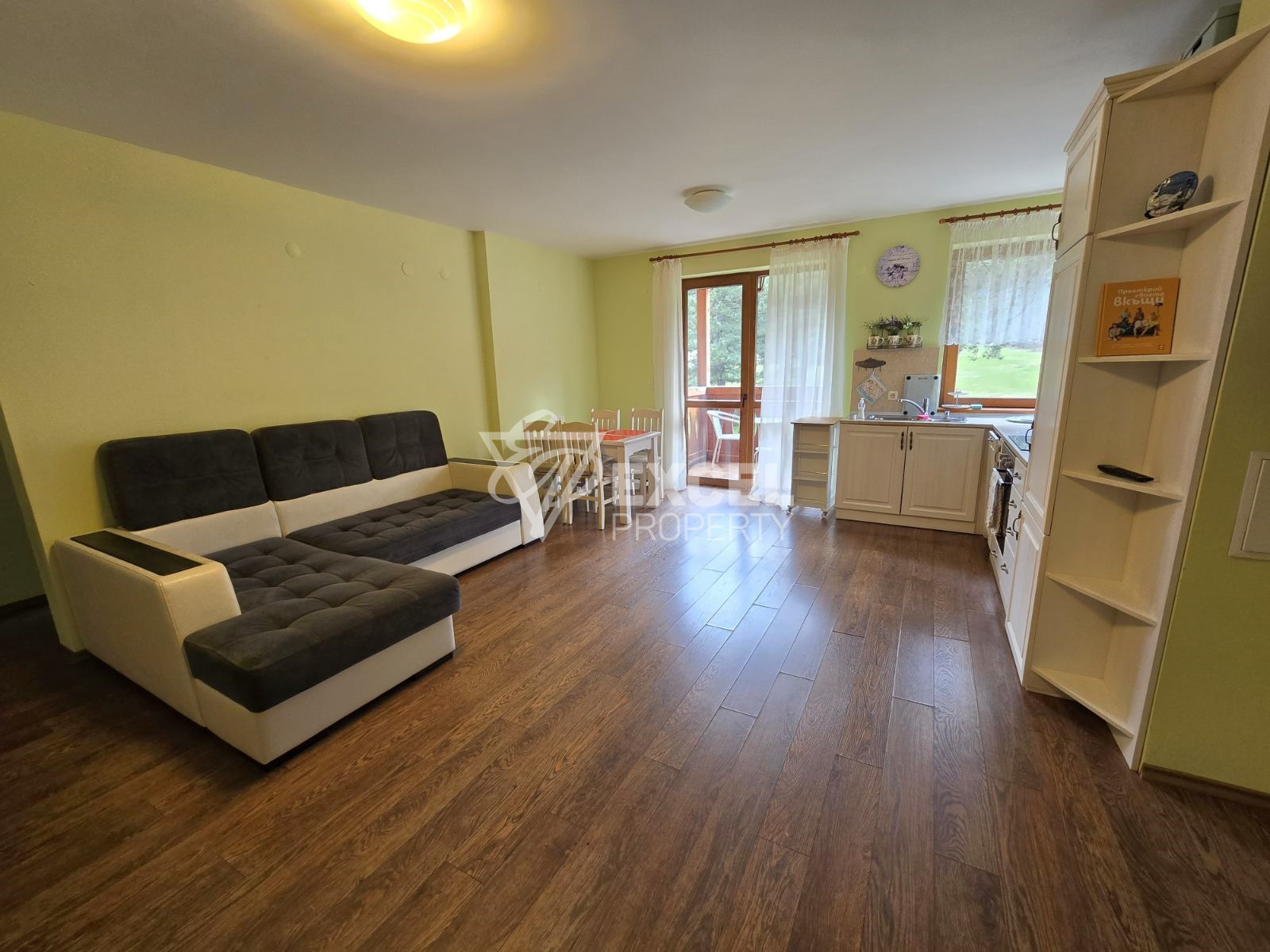 Слънчев двустаен апартамент за продажба в сърцето на Pirin Golf & Country Club!