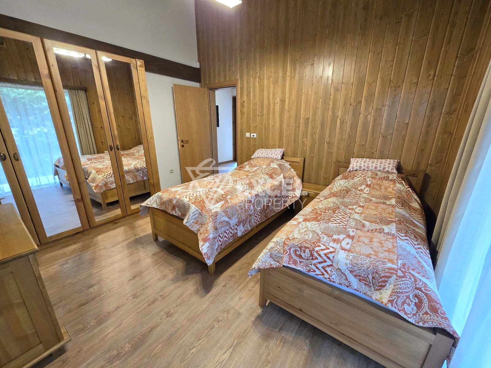 Напълно завършена и обзаведена къща за продажба в Пирин Голф и Кънтри Клуб: Вашият избор за изискан живот!