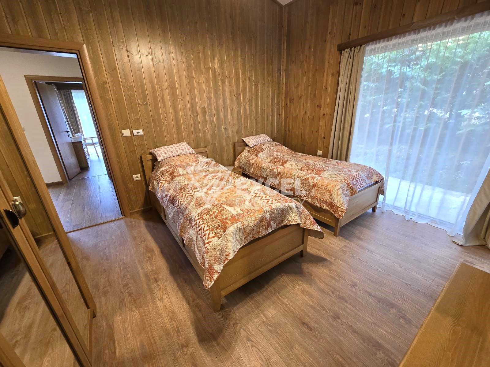 Напълно завършена и обзаведена къща за продажба в Пирин Голф и Кънтри Клуб: Вашият избор за изискан живот!