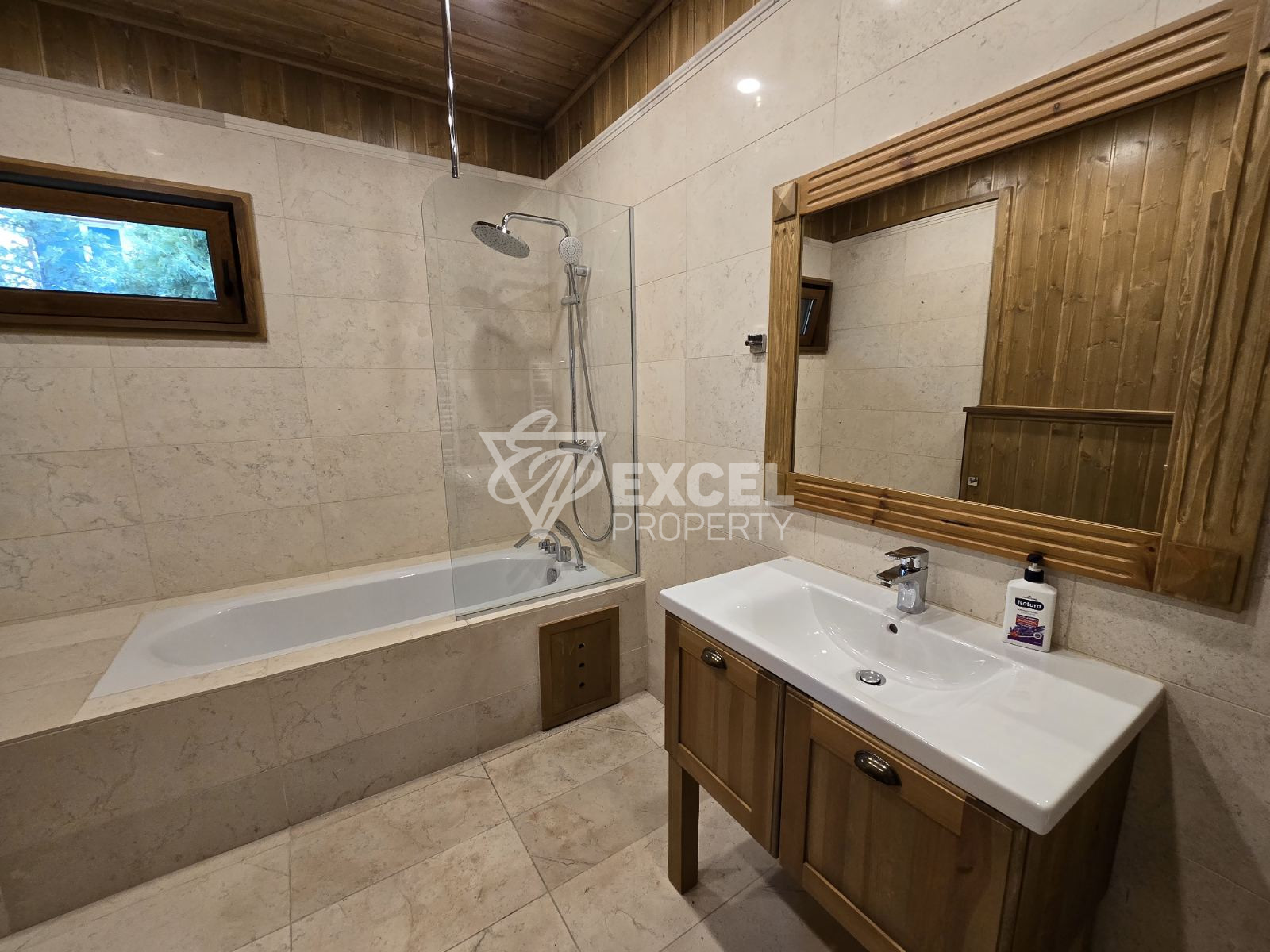 Напълно завършена и обзаведена къща за продажба в Пирин Голф и Кънтри Клуб: Вашият избор за изискан живот!