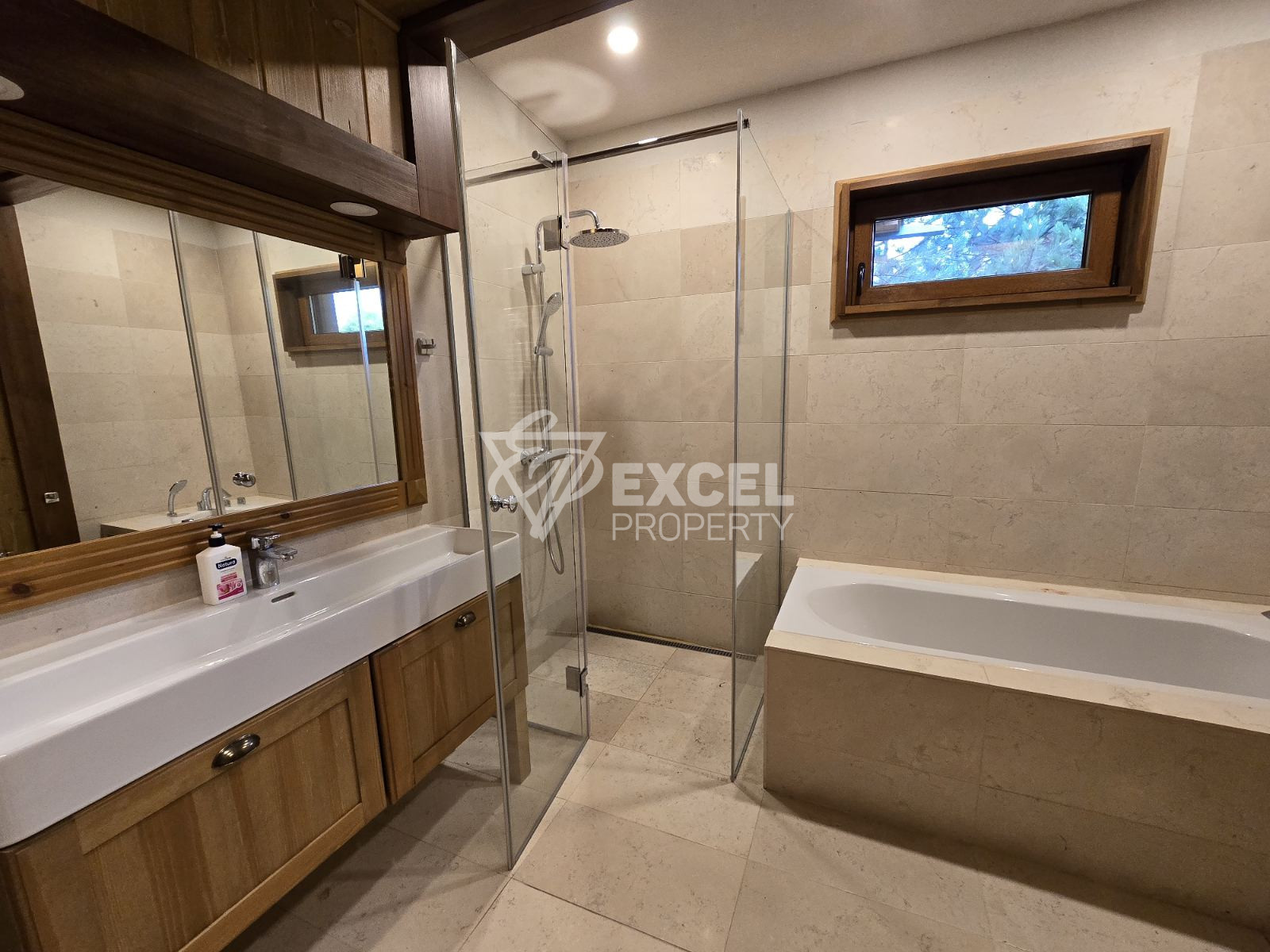 Напълно завършена и обзаведена къща за продажба в Пирин Голф и Кънтри Клуб: Вашият избор за изискан живот!