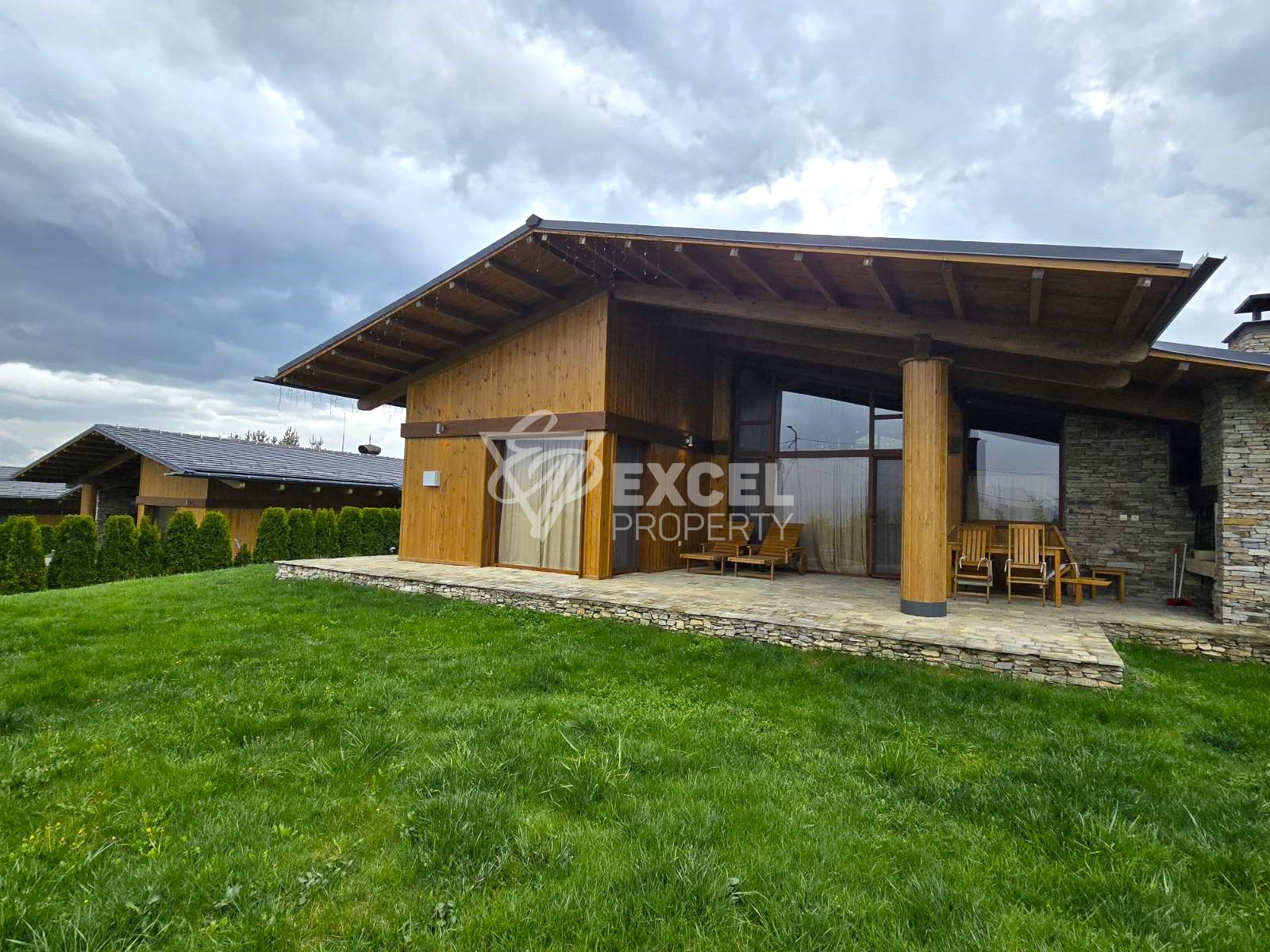 Напълно завършена и обзаведена къща за продажба в Пирин Голф и Кънтри Клуб: Вашият избор за изискан живот!