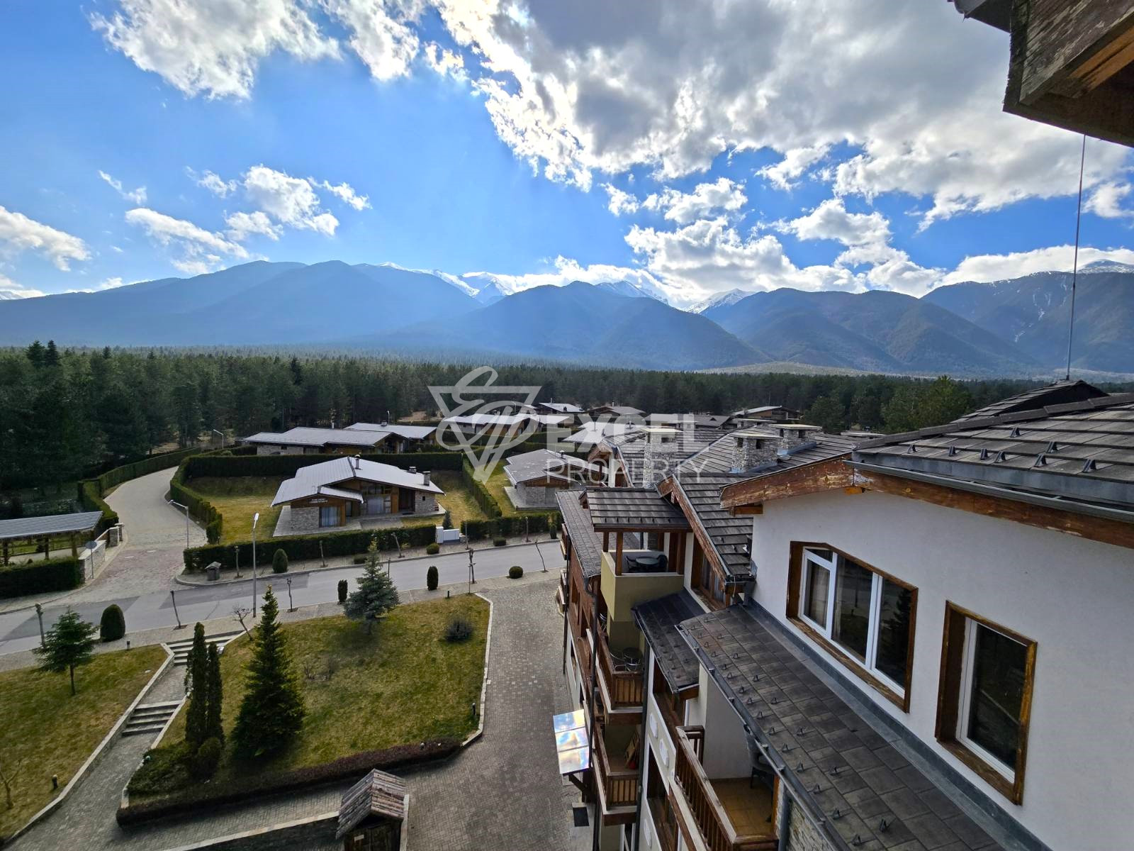 Елегантен многостаен апартамент за продажба в сърцето на Pirin Golf & Country Club: Лукс и съвършенство!