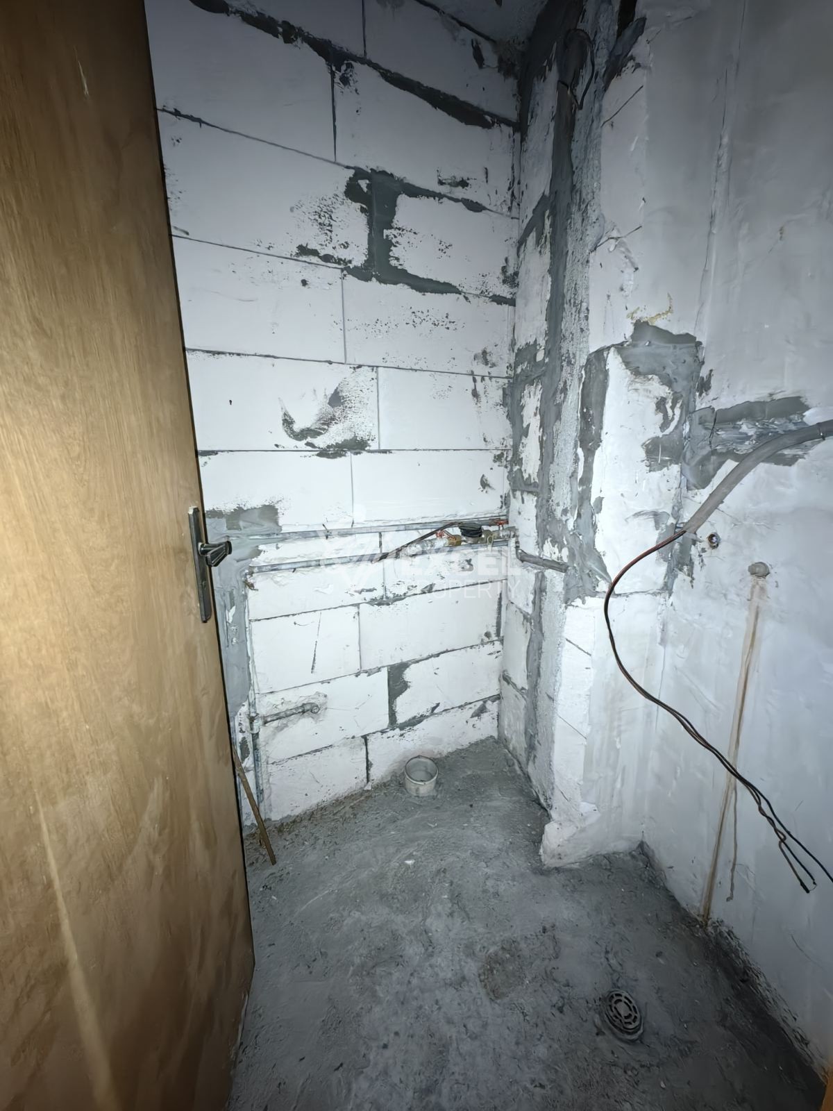 Южен двустаен апартамент с мазе в центъра на Разлог