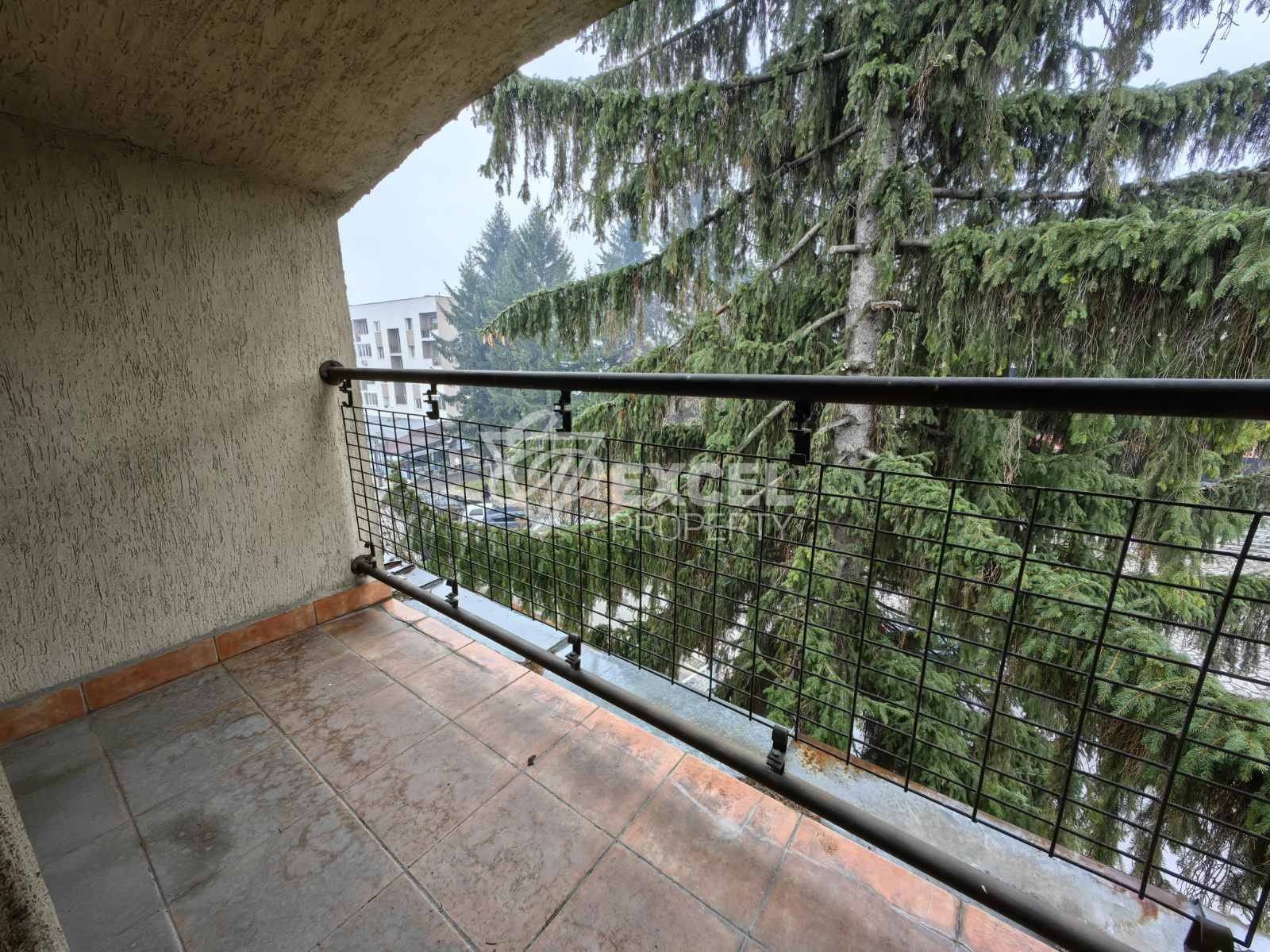 Южен двустаен апартамент с мазе в центъра на Разлог