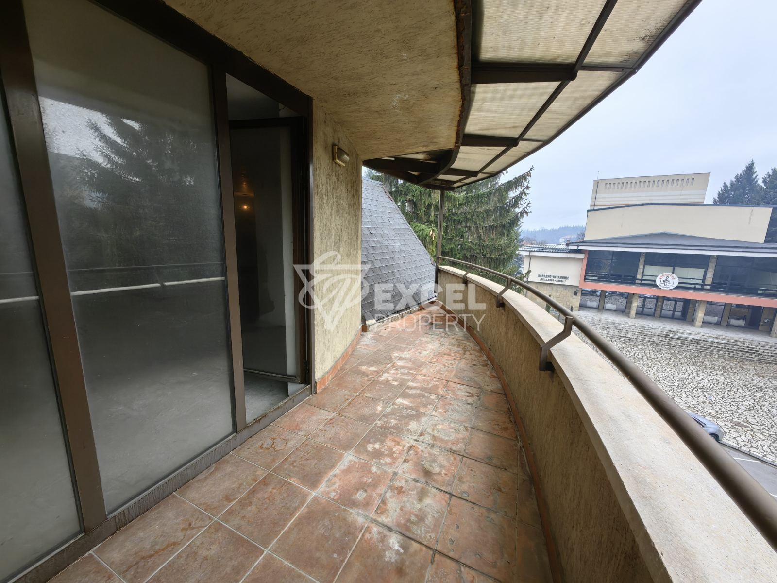 Южен двустаен апартамент с мазе в центъра на Разлог