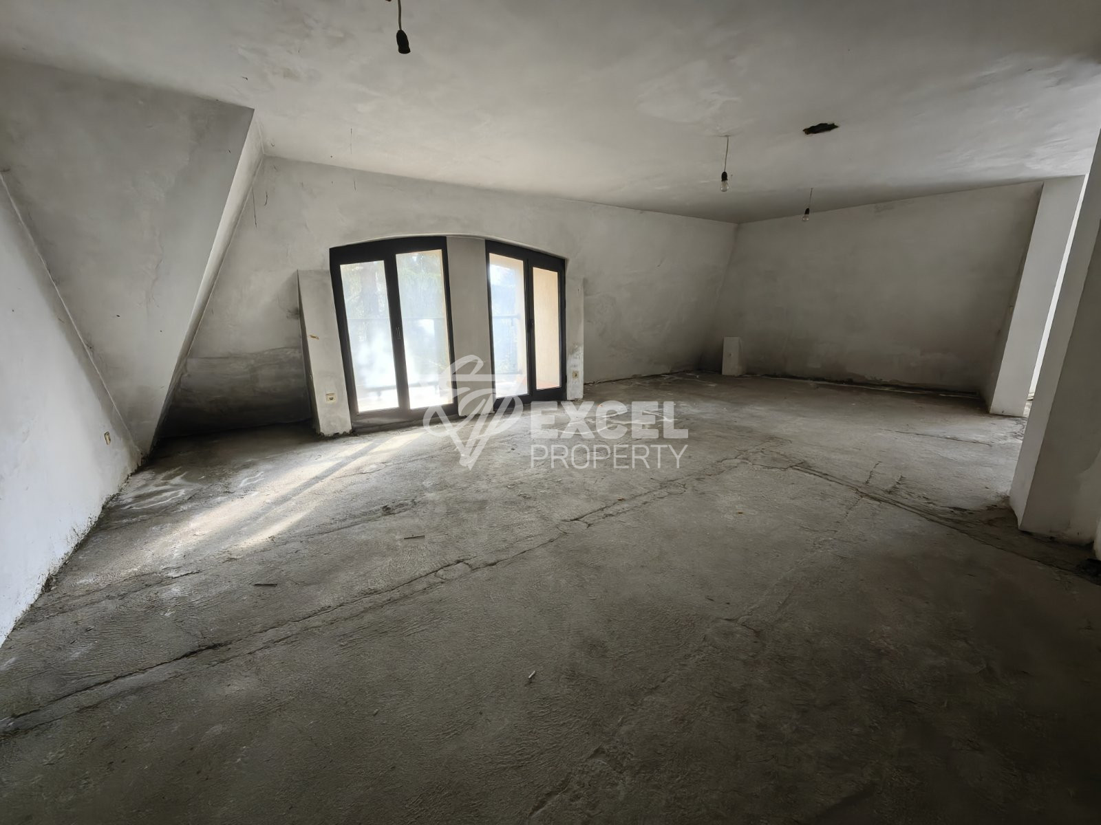 Южен двустаен апартамент с мазе в центъра на Разлог