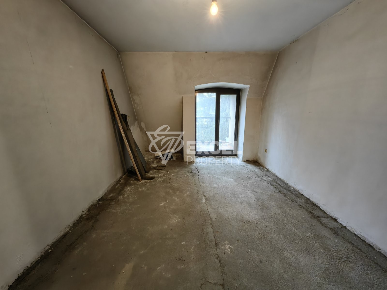 Южен двустаен апартамент с мазе в центъра на Разлог